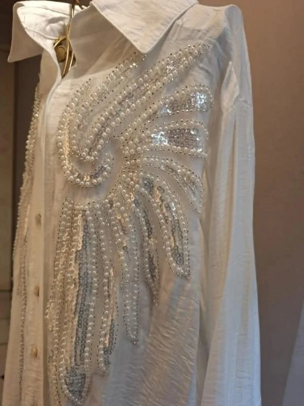 Camisa blanca con bordados de lentejuelas y perlas – photo 2